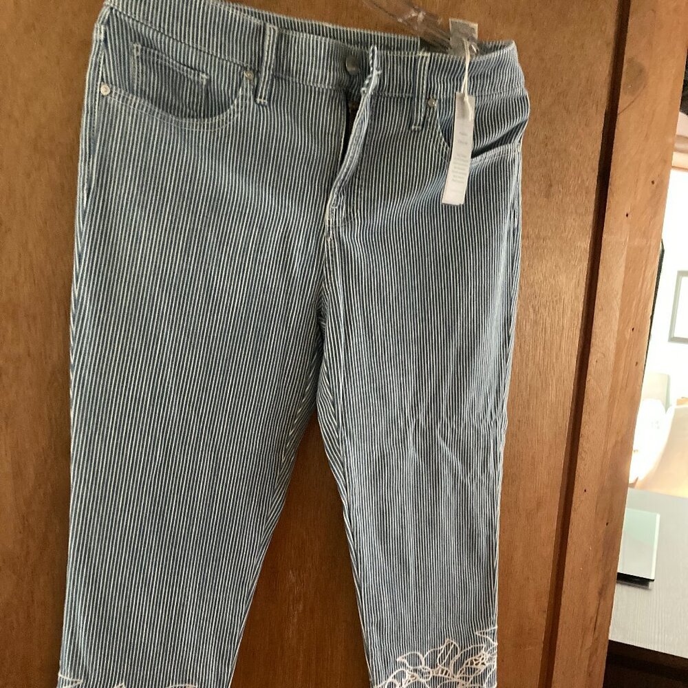 CHICO'S SO SLIMMING SIZE 0.5 (US 6) INDIGO STRIPE CROP PANTS